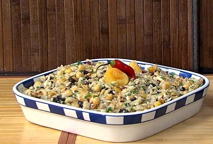 Saladas de frutas secas: Costumam ser uma opção saudável e saborosa. Podem incluir uma combinação de nozes, tâmaras, figos e outros frutos secos, regados com mel ou iogurte.