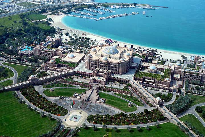 Já para quem busca compras e luxo, a cidade oferece shoppings gigantescos, hotéis cinco estrelas e restaurantes com culinárias do mundo inteiro.