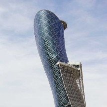 Entre mesquitas e museus, Abu Dhabi revela sua própria Torre de Pisa moderna - FritzDaCat/Wikimédia Commons