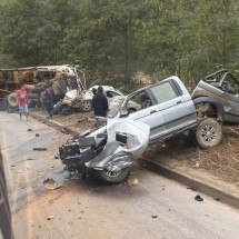 MG: acidente com caminhão e dois carros deixa morto e feridos na BR-381 - Reprodu&ccedil;&atilde;o/Redes Sociais 