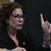 Interpol inclui nome de Carla Zambelli em lista vermelha 