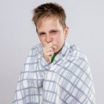 Nem sempre é resfriado: tosse pode ser sinal de alergia infantil - Freepik