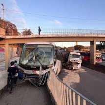 Veja fotos do acidente que congestiona a BR-381, em Contagem, nesta quarta - Edésio Ferreira/EM/D.A. Press