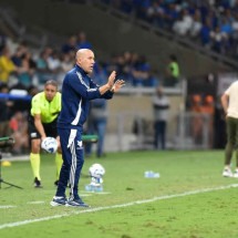O técnico Leonardo Jardim deverá aproveitar a paralisação neste meio do ano para recuperar alguns jogadores e manter o ritmo de jogo dos demais -  (crédito: Ramon Lisboa/EM/D.A. Press)