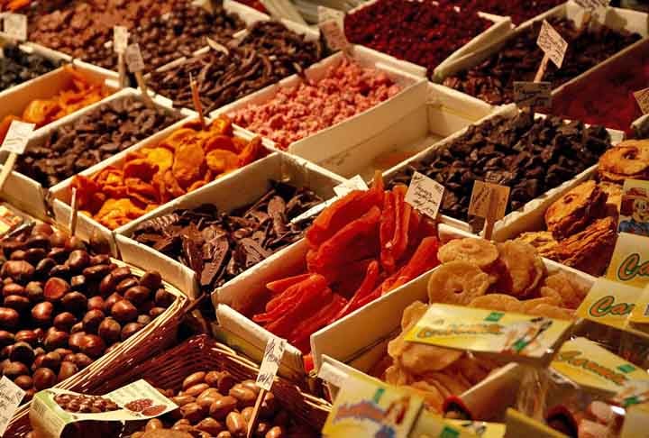 Entretanto, é importante consumi-las com moderação, pois, embora sejam nutritivas, também podem ser calóricas devido à concentração de açúcares naturais.