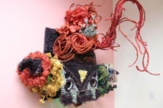 Obra com tecido mostra rosto estilizado
