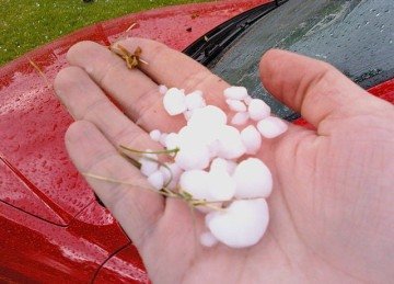 Muitas pessoas costumam 'capturar' as pedrinhas de granizo para tirar fotos. Agora que conferiu essas dicas, Ã© bom tomar cuidado antes de sair por aÃ­ em chuvas desse tipo. -  (crédito: Bdalh wikimedia commons )