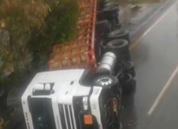 A carga de botijões de gás não se danificou -  (crédito: Reprodução/Redes sociais)