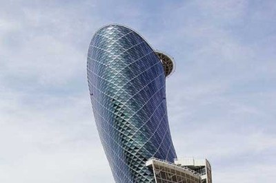 Abu Dhabi, capital dos Emirados Árabes Unidos, é uma cidade que surpreende por seus contrastes. Em meio ao deserto e ao calor intenso, ergue-se uma metrópole moderna, sofisticada e cheia de ambições culturais, tecnológicas e arquitetônicas.  -  (crédito: FritzDaCat/Wikimédia Commons)