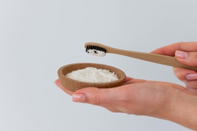 Estes produtos agem enfraquecendo e removendo estruturas superficiais dos dentes, diz dentista -  (crédito: FreePik)