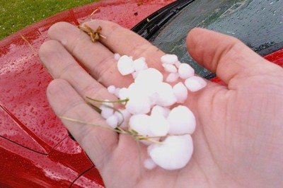 Muitas pessoas costumam 'capturar' as pedrinhas de granizo para tirar fotos. Agora que conferiu essas dicas, Ã© bom tomar cuidado antes de sair por aÃ­ em chuvas desse tipo. -  (crédito: Bdalh wikimedia commons )