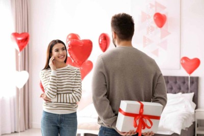 No lugar de presentes convencionais, como na imagem acima,  casais estão apostando em experiências e cuidados pessoais como forma de demonstrar carinho -  (crédito: usagephoto | Shutterstock)