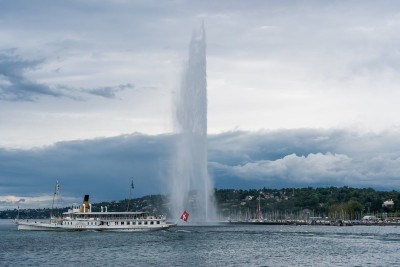 Um dos famosos marcos de Genebra, na Suíça, o Jet d'Eau é uma das maiores fontes do mundo e chama a atenção dos turistas que costumam visitar o país. O local, então, remonta o século XIX, com uma altura de 140 metros, quase 50 a mais que a Estátua da Liberdade. -  (crédito: Imagem de ?Christel? por Pixabay

)