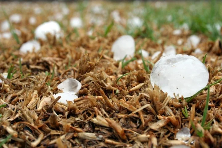 Nos Ãºltimos anos, diversos episÃ³dios envolvendo chuva de granizo no Brasil causaram estragos e ofereceram perigo para a populaÃ§Ã£o. Entenda como esse fenÃŽmeno acontece! -  (crédito: Etienne Marais/Pixabay )