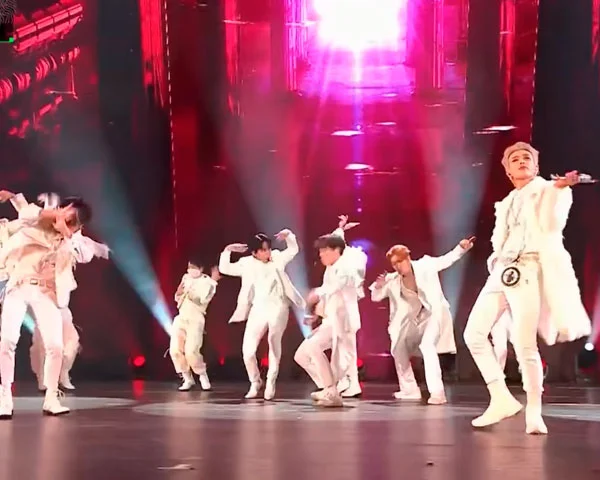 Nos últimos anos, a Coreia do Sul se tornou um fenômeno cultural em escala global nos mais diversos campos, do audiovisual à música. 

 -  (crédito: Youtube/Mnet K-POP)
