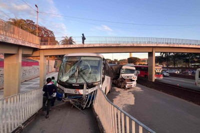 Acidente entre carreta e ônibus causa congestionamento na BR-381 -  (crédito: Edésio Ferreira/EM/D.A. Press)