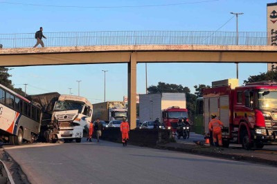 A pista marginal está bloqueada e registra, na manhã desta qurta-feira, 5 quilômetros de fila -  (crédito: Edésio Ferreira/EM/D.A. Press)