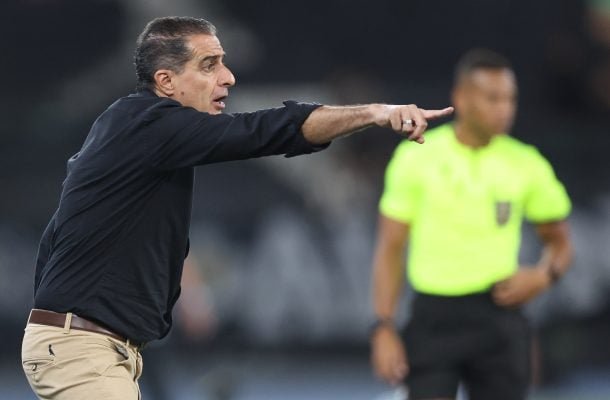 RENATO PAIVA - O Botafogo teve uma atuação muito consistente no primeiro tempo, mas não conseguiu transformar o volume em muitas oportunidades. Mesmo assim, fez 1 a 0. No segundo tempo, cometeu mais erros e foi punido, mas mesmo assim conseguiu ser superior e vencer. NOTA: 6,0