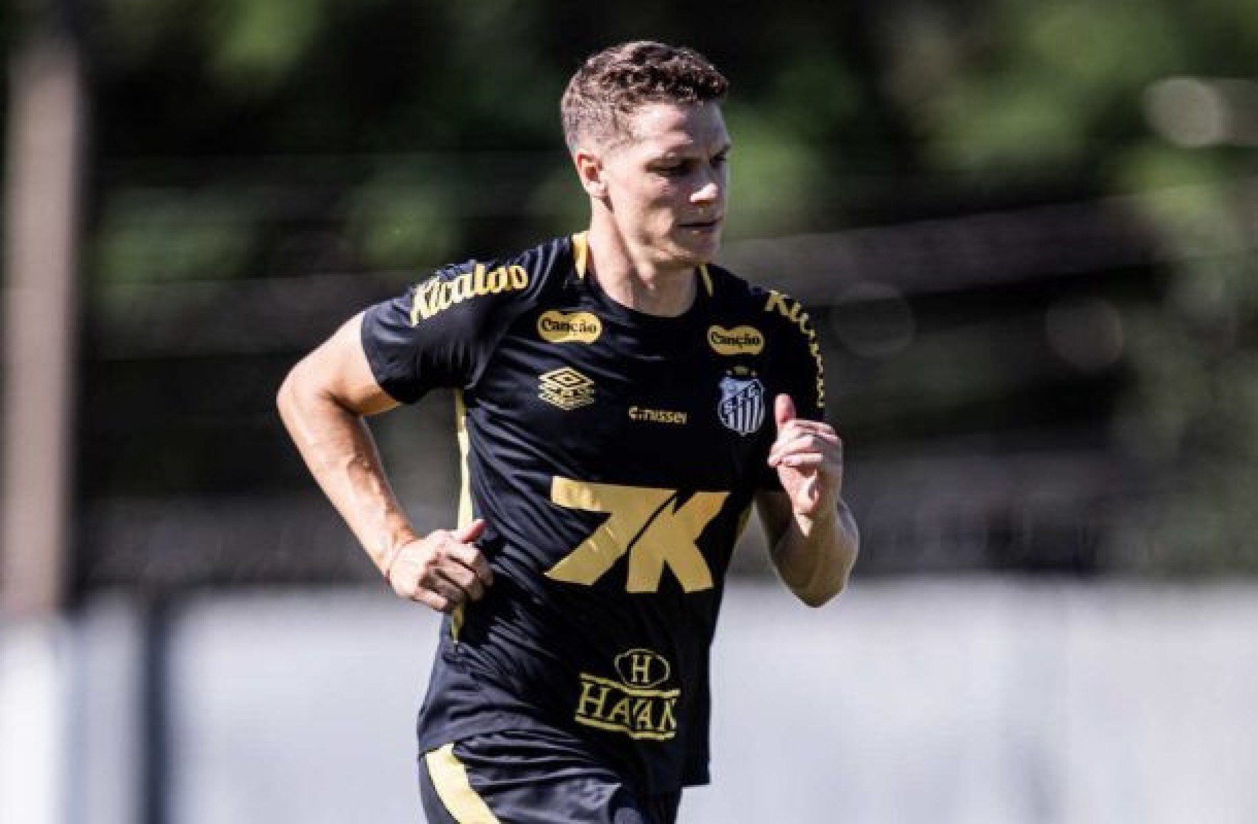 Julio Furch pede rescisão de contrato e deve deixar o Santos nesta janela