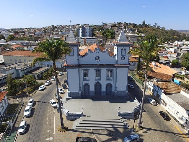 Nascido em Formiga (MG), no dia 3 de abril de 1971, Fábio de Melo é um sacerdote católico, artista, escritor, professor universitário e apresentador.
