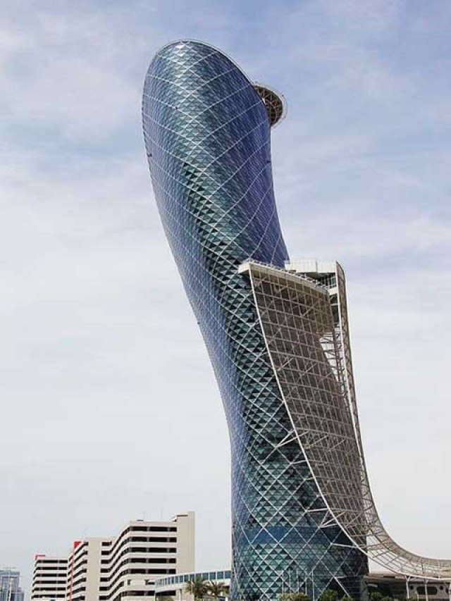 Entre mesquitas e museus, abu dhabi revela sua própria torre de pisa moderna