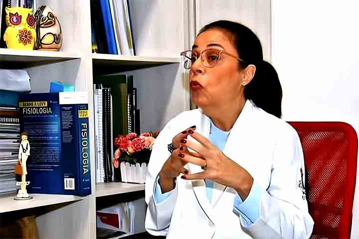 Ana Rosa, que também é médica endocrinologista, fez em 2022 uma cirurgia em Sabrina para extrair as glândulas adrenais e eliminar a Síndrome de Cushing.