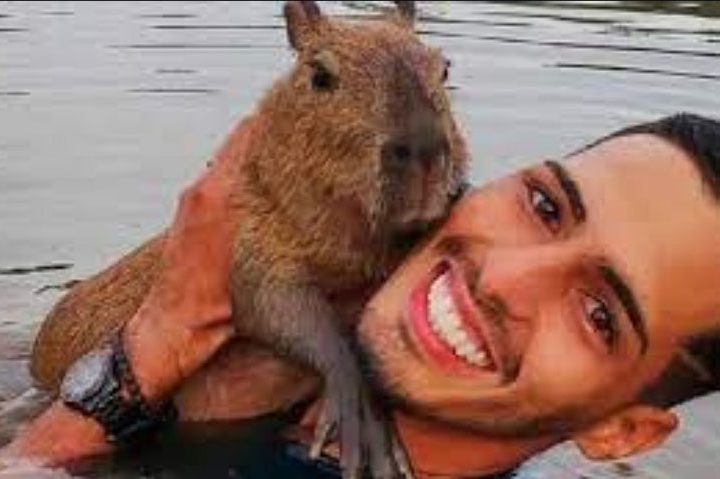 Ele abandonou a faculdade de agronomia, mudou-se para um sítio no Amazonas e ou a viver exclusivamente da internet, fechando contratos com empresas e até um site de apostas.