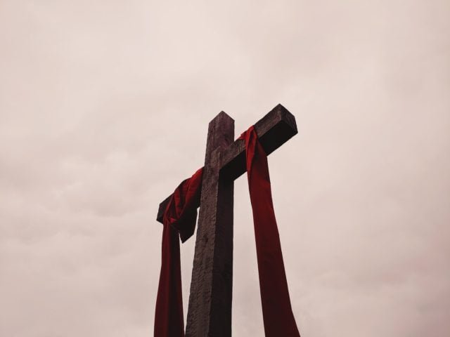 Em 1930, o bispo francês Pierre d’Arcis disse ao Papa Clemente VII que o Sudário seria uma “artimanha inteligente”, questionando a veracidade da peça.-Alicia Quan/Unsplash