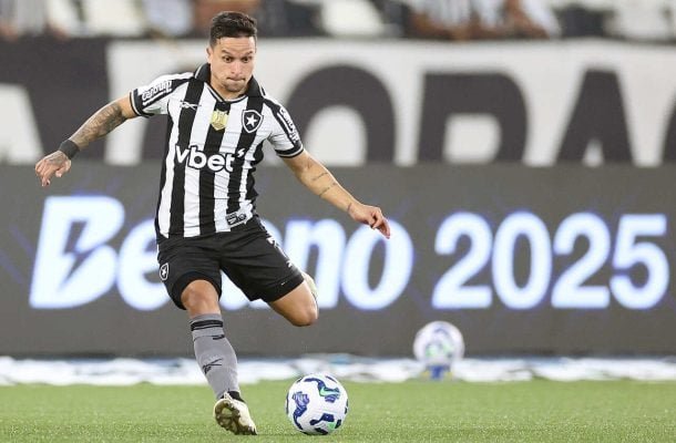 ARTUR - Jogador mais incisivo do Botafogo. Muito perigoso nas ações com a bola, participou da construção das melhores jogadas do time. Acertou uma bola no travessão no primeiro tempo. NOTA: 7,0