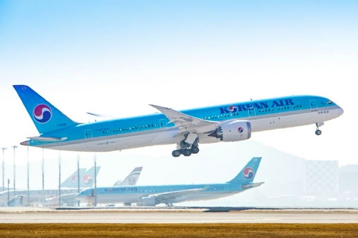 1º) Korean Air (Coreia do Sul) - Fundada em 1969 e com sede em Seul, é a maior companhia aérea da Coreia do Sul. Já recebeu diversos prêmios por sua excelência em serviços.
