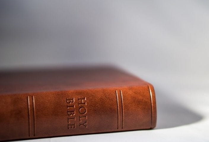 Segundo o Evangelho de Mateus (Mateus 27:59) e o Evangelho de João (João 19:38–40), há indícios de que José de Arimateia e os apóstolos Pedro e João tiveram algum envolvimento com o Sudário.-Hucklebarry por Pixabay