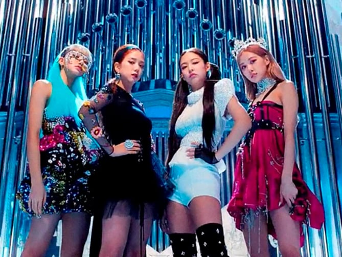 Blackpink - FenÃŽmeno global do k-pop. Ã? um grupo feminino formado por Jennie, Lisa, RosÃ© e Jisoo que tornou-se muito popular. 

