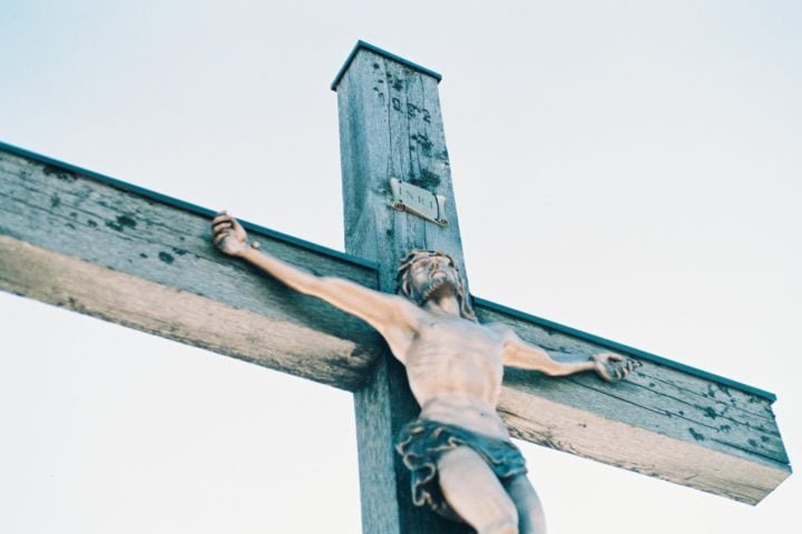 Esse objeto misterioso, que costuma gerar debates, é considerado pelos cristãos como uma representação do rosto real de Jesus Cristo.-Christoph Schmid Unsplash
