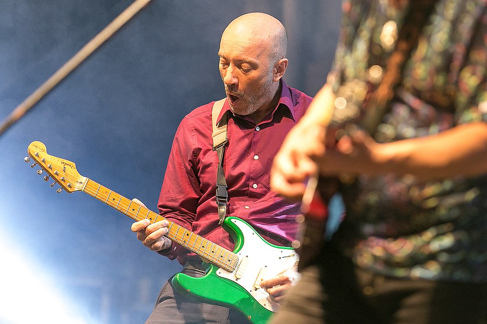 Edgard Scandurra - Considerado um dos melhores guitarristas brasileiros, é também cantor. Fundador e integrante até os dias atuais da Ira!, ao lado de Nasi. 

-Diego Baravelli/Wikimedia Commons
