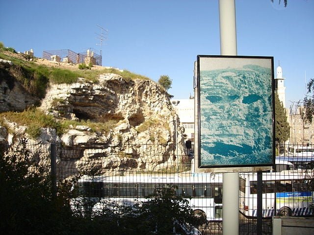 Acredita-se que o sudário tenha envolvido o corpo de Jesus após sua crucificação no Gólgota, região próxima de Jerusalém.-wikimedia commons 	Footballkickit