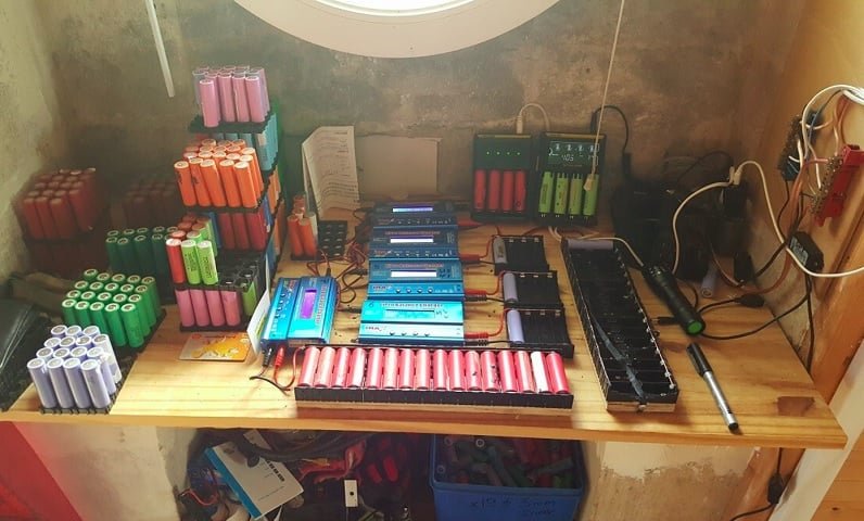 O projeto comeÃ§ou em 2016 com uma bateria de empilhadeira e alguns painÃ©is solares, e foi evoluindo gradualmente atÃ© atingir 650 baterias organizadas em pacotes de 100 Ah, conectados entre si por cabos de cobre.