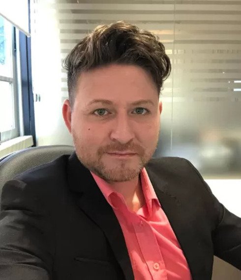 Padre Fábio de Melo é processado por gerente de cafeteria e diz que a internet é coisa 