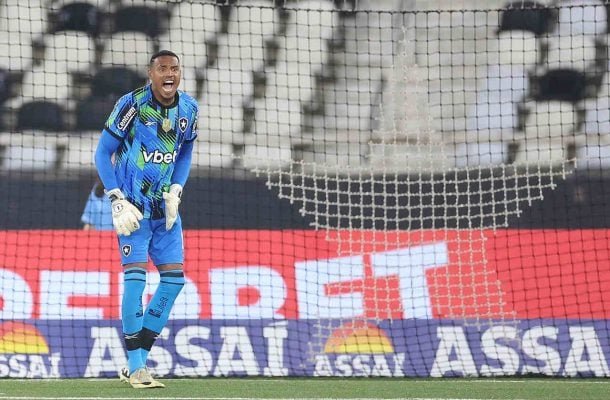 JOHN - Não foi muito exigido durante a partida. Não teve muito o que fazer no primeiro gol de Pedro Raul, mas poderia ter feito mais no segundo gol. NOTA: 5,0