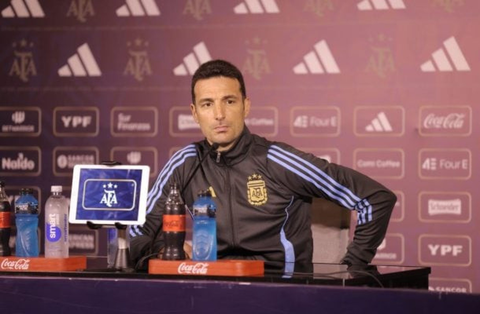 Técnico da Argentina comenta chegada de Ancelotti ao Brasil: ‘Ele melhora tudo’