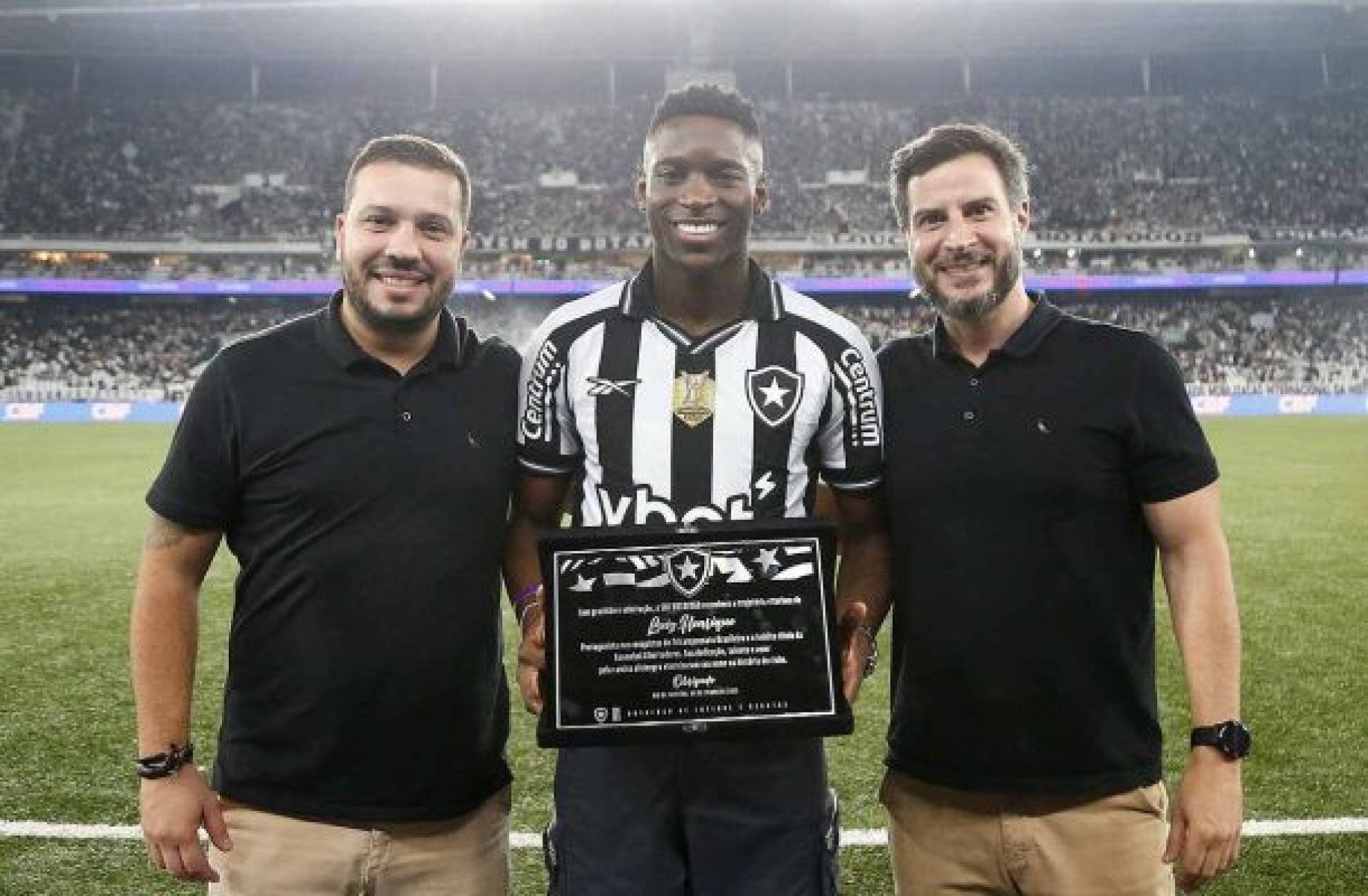 Luiz Henrique é homenageado em vitória do Botafogo
