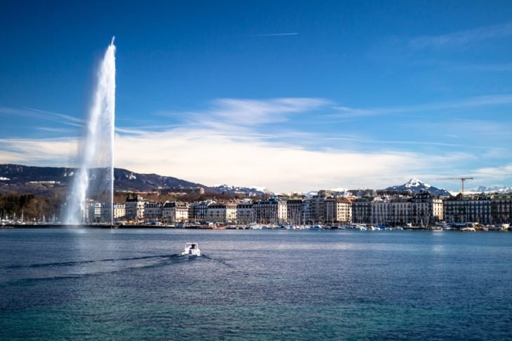 A fonte, que na época já tinha 90 metros de altura, foi inaugurada em 1891, por ocasião do Festival Federal de Ginástica. O Jet d'eau foi iluminado pela primeira vez para assinalar o 600º aniversário da Confederação Suíça.