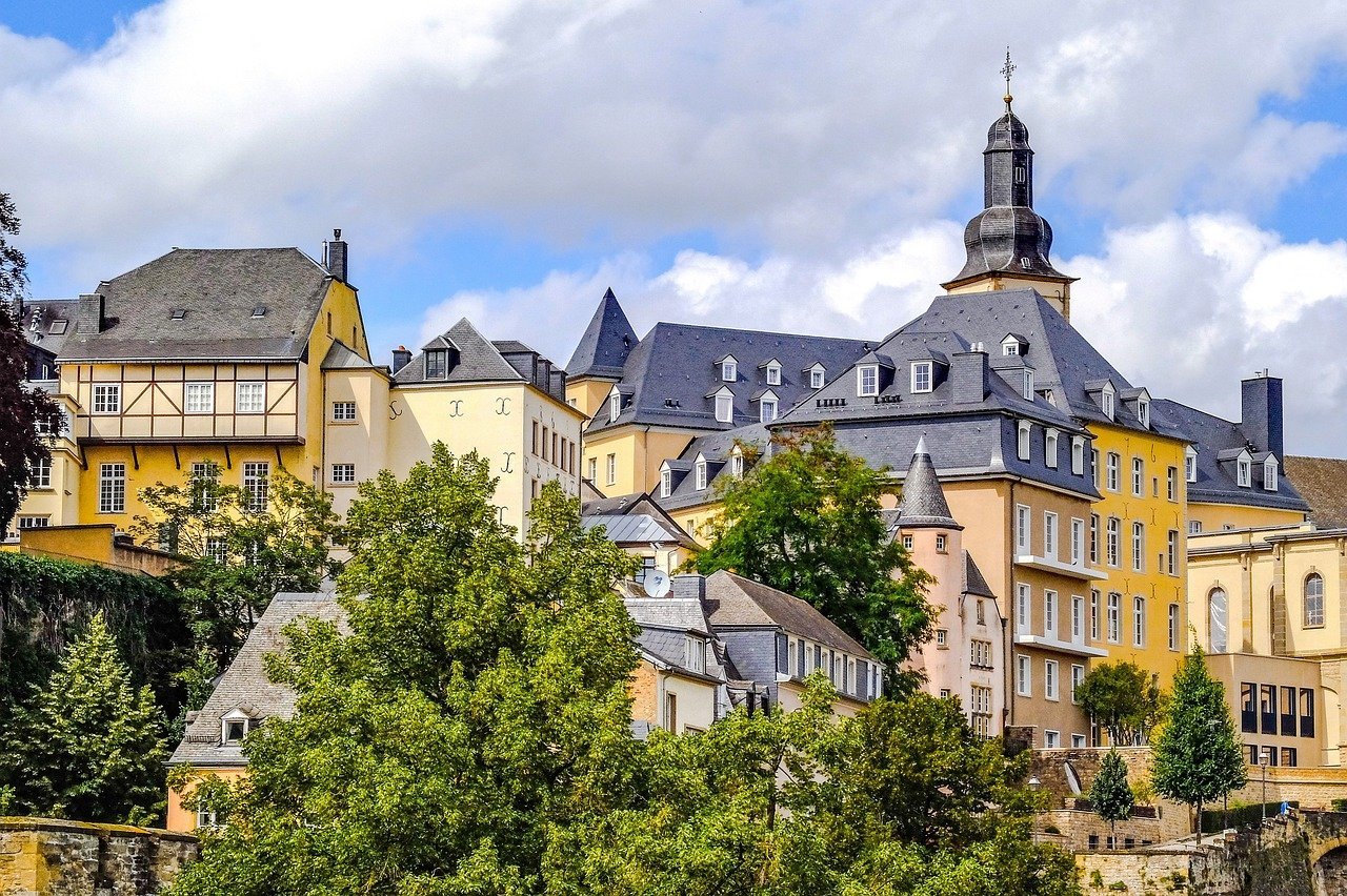 LUXEMBURGO  (Europa)- 77 pontos - Capital:  Cidade de Luxemburgo- População: 640 mil. 