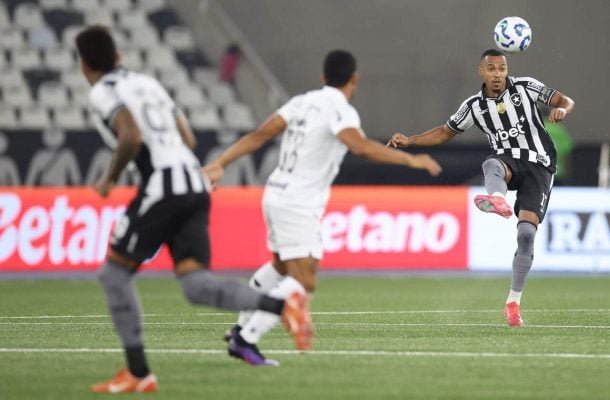 MARLON FREITAS - Líder do meio-campo. Foi um dos melhores em campo por causa da sua consistência e polivalência. Muito bem na marcação e nas ações ofensivas, aparecendo bem no ataque e sendo feliz para marcar um dos gols. NOTA: 7,0