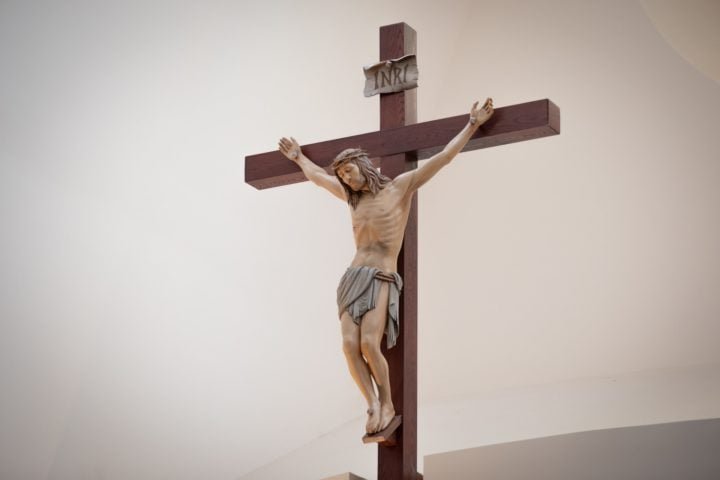 Para os fiéis, o Santo Sudário tem marcas de sangue e manchas que correspondem aos ferimentos descritos na história da crucificação de Jesus.-Matt Marzorati Unsplash