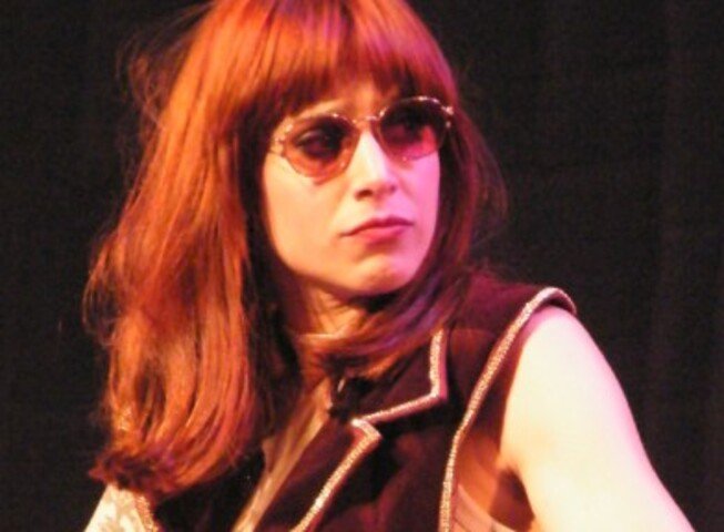 Além disso, a cantora é tema do musical “Rita Lee, uma autobiografia musical”, com a atriz Mel Lisboa no papel da lendária roqueira. Atualmente, ele está em cartaz no Teatro Porto, em São Paulo, e no Teatro Casa Grande, no Rio de Janeiro.

