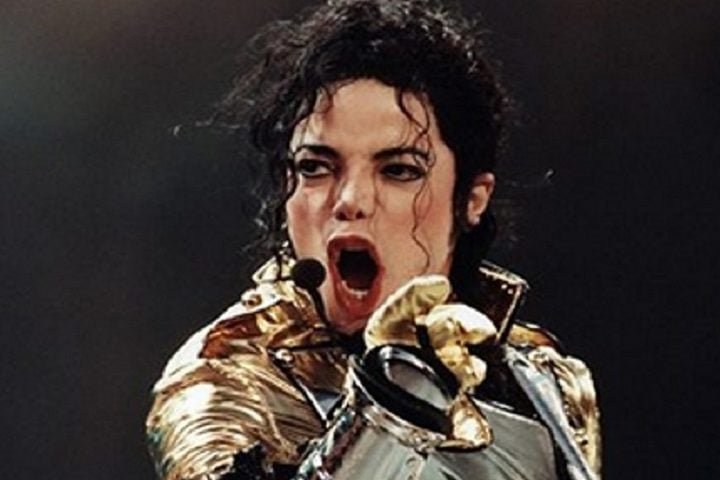 Luvas de Michael Jackson – As icônicas luvas do "Rei do Pop" foram leiloadas em mais de uma oportunidade. Em 2009, um par que ele usou para estrear "Moonwalk" foi vendido por US$ 350 mil (em torno de R$ 1,9 milhão, na cotação atual).