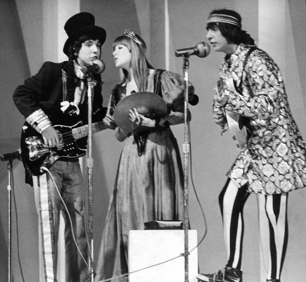 Depois de conhecerem outros três músicos, formaram um sexteto para formar a lendária banda “Os Mutantes”, que revolucionou a música brasileira com sua fusão de rock psicodélico, tropicália e experimentações sonoras.
