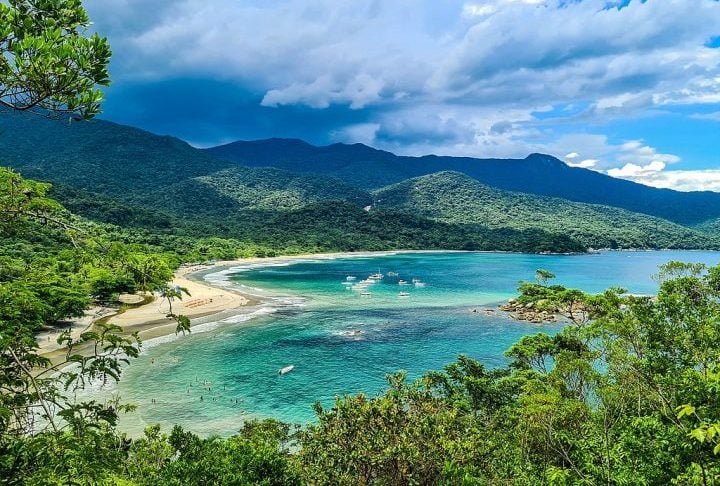 O Parque Estadual de Ilhabela engloba cerca de 85% da ilha, com cachoeiras famosas como a da Toca. -Wikimedia Commons/João D'Andretta