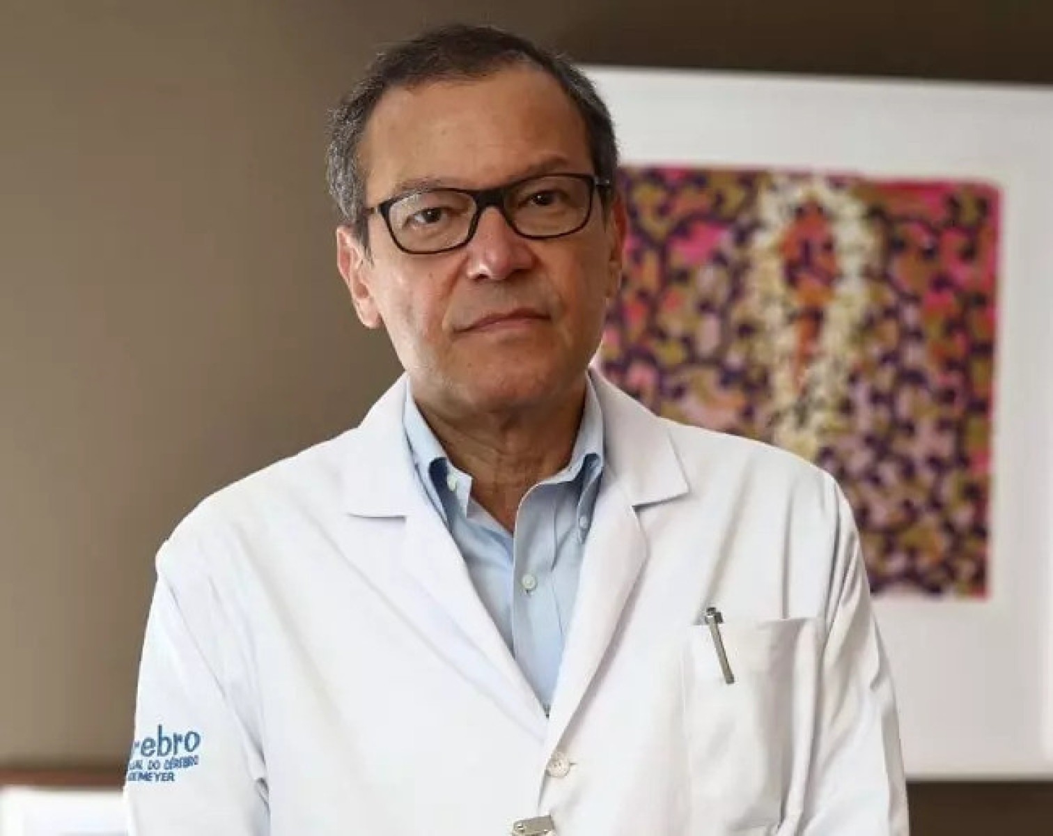 Médico Paulo Niemeyer Filho olha para a câmera