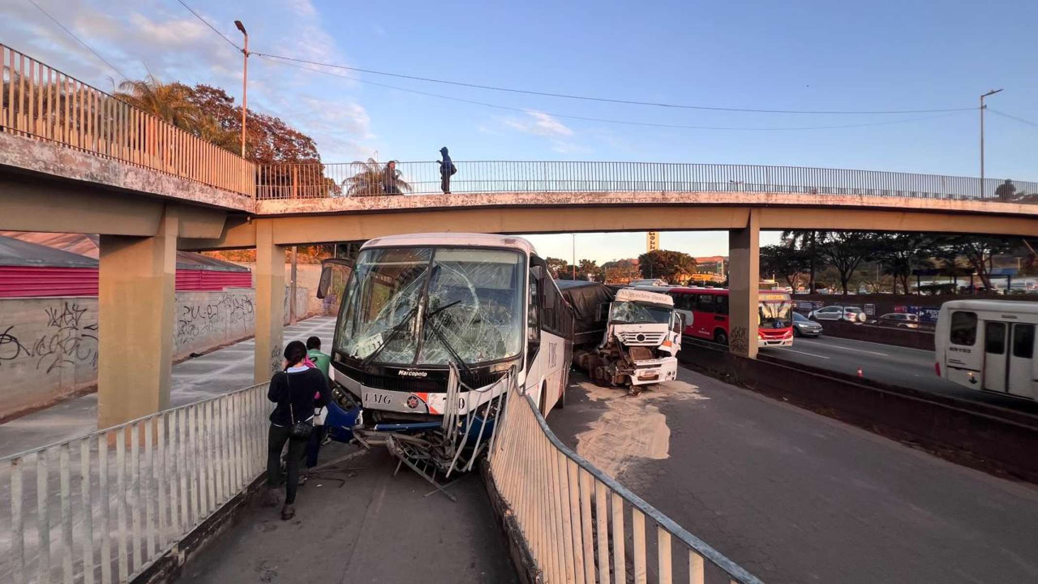 Acidente entre carreta e ônibus causa congestionamento na BR-381-Edésio Ferreira/EM/D.A. Press